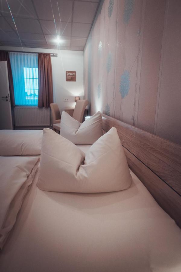 Gasthof Und Hotel Roter Hirsch Claußnitz Εξωτερικό φωτογραφία